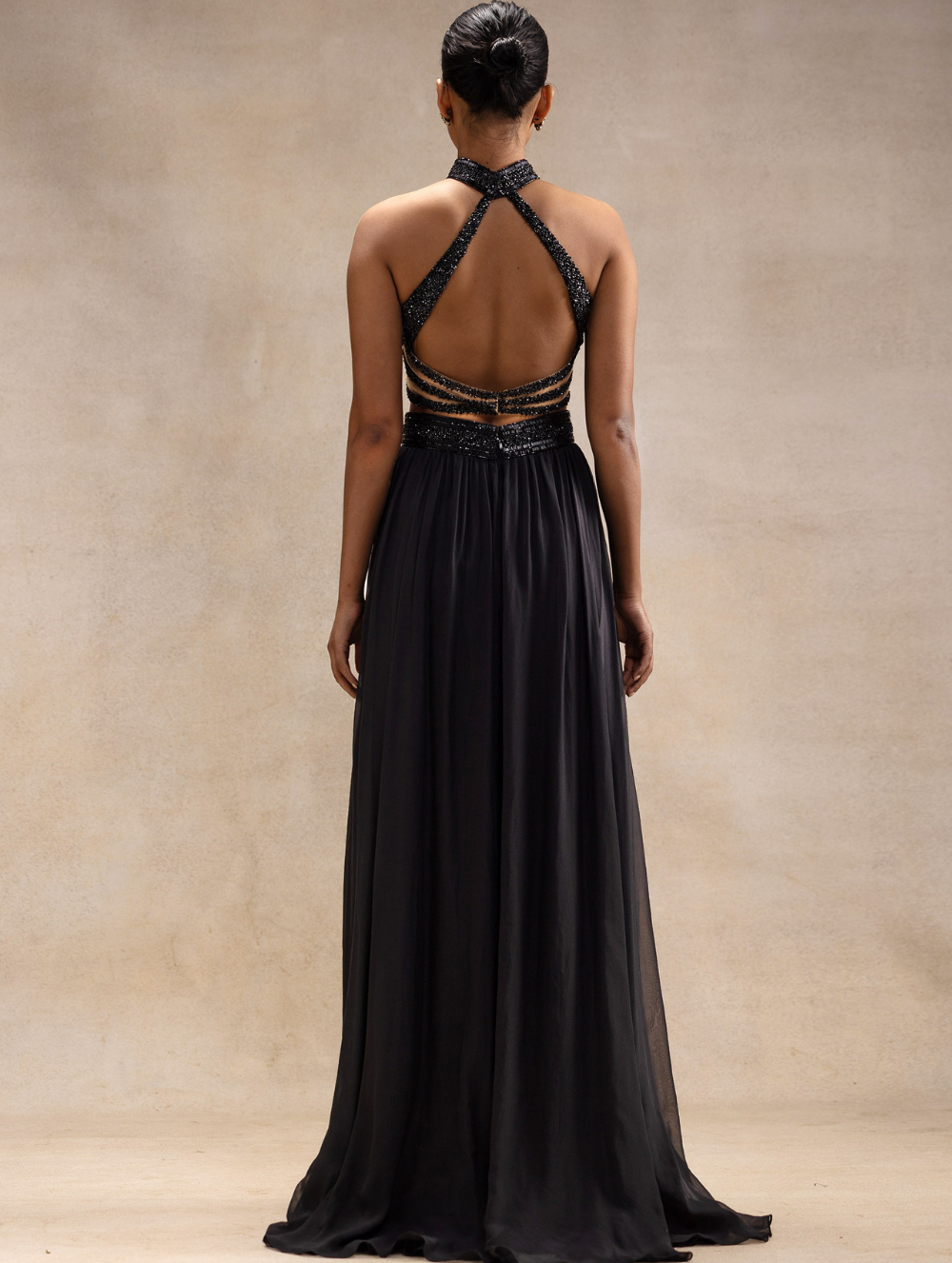 تنورة ماكسي سوداء من الشيفون وبلوزة قصيرة - ليلى