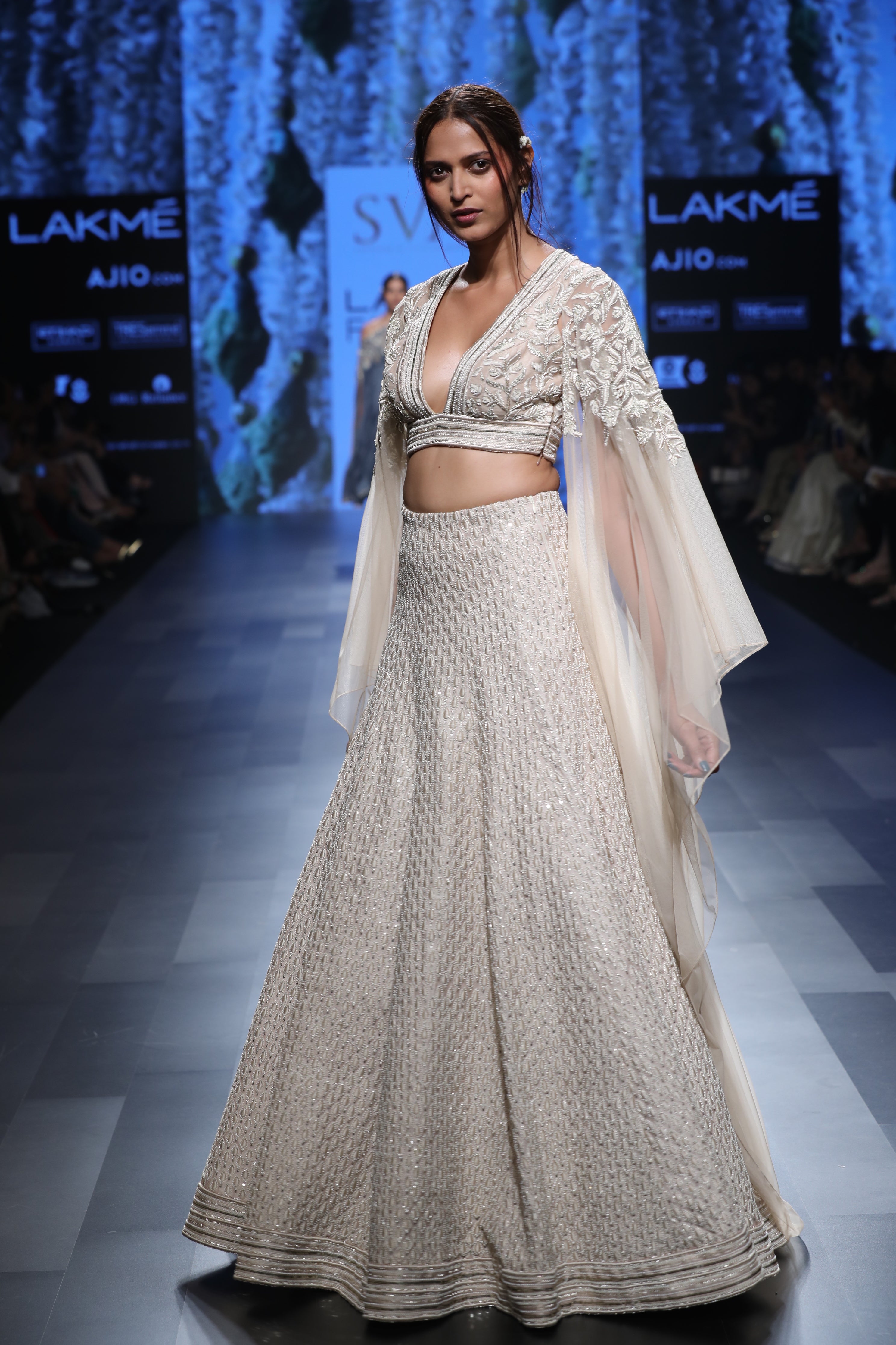 Ivory bridal lehenga (Size: Small)- Showroom